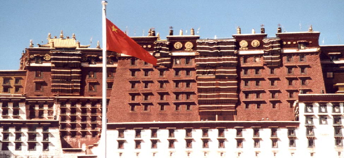 chinesische Flagge vor dem Potala Palast